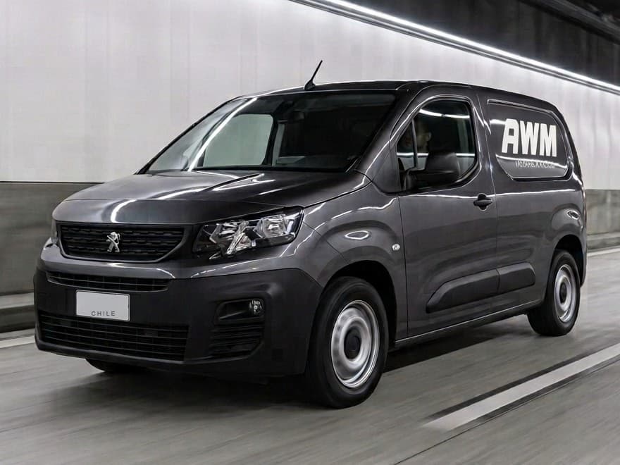 Furgón Peugeot Partner gris con el logo AWM, en camino por un túnel de autopista en Santiago